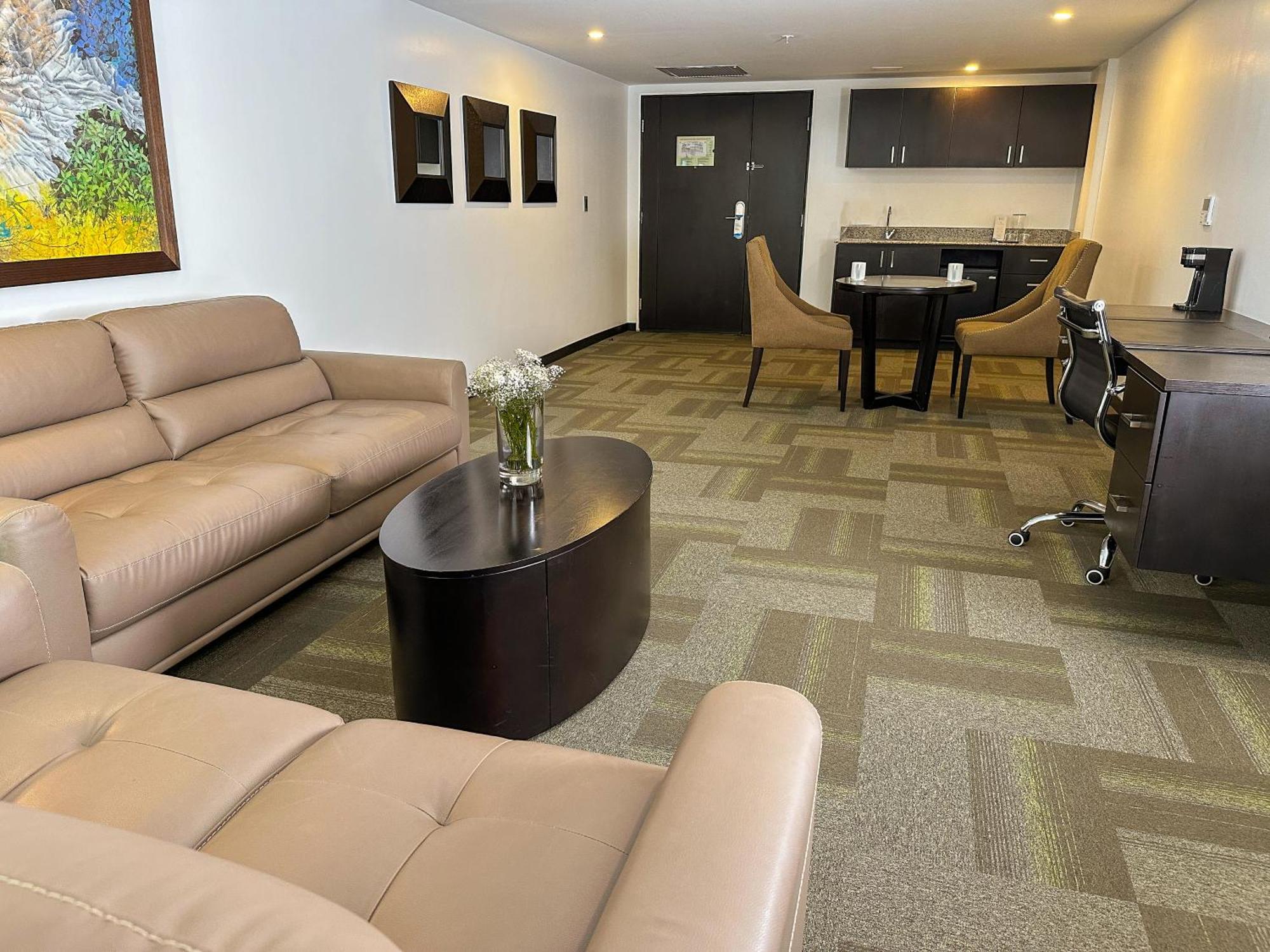 Wyndham Quito Airport Hotel Puembo Ngoại thất bức ảnh A typical office at the business center
