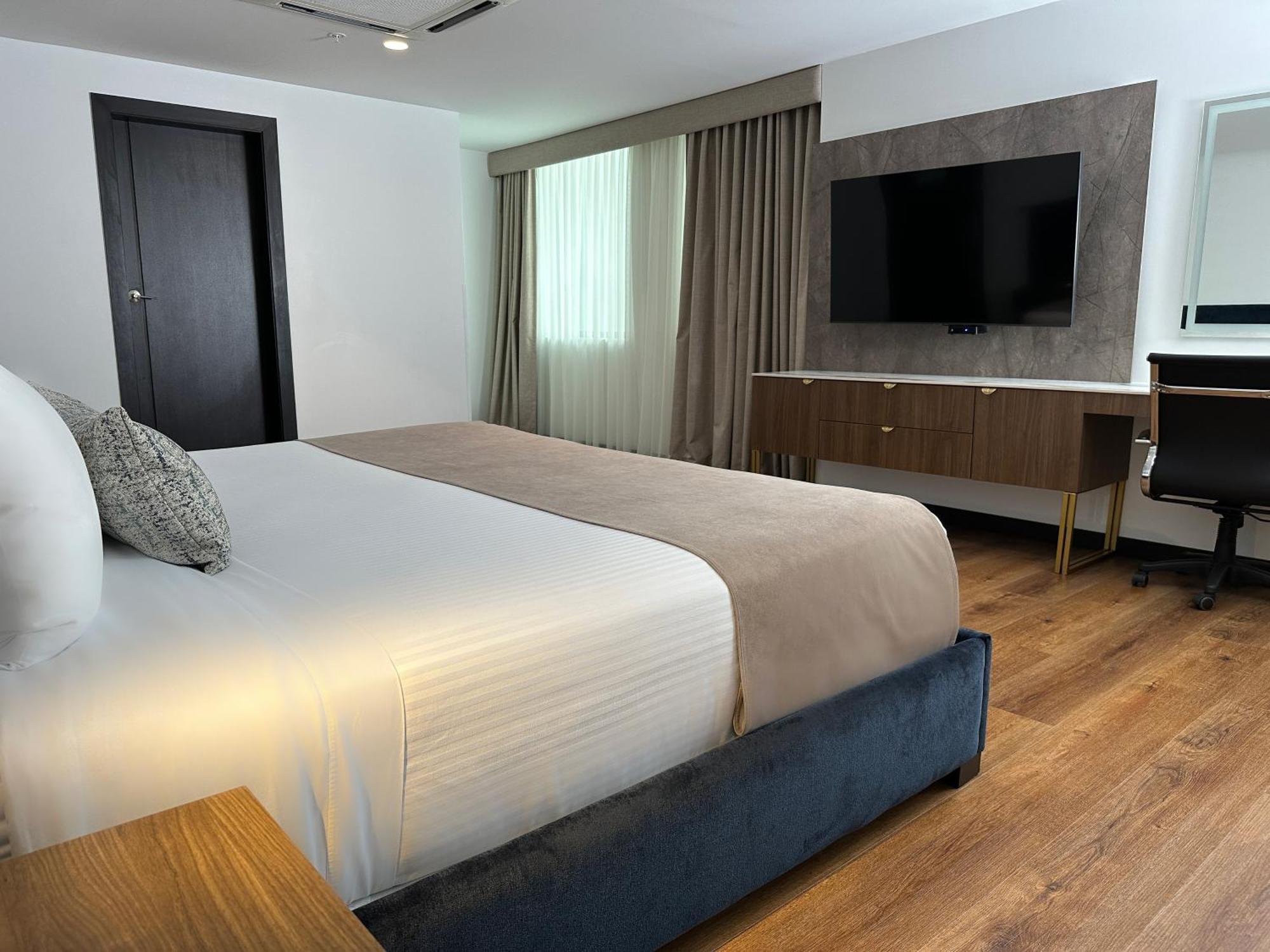Wyndham Quito Airport Hotel Puembo Ngoại thất bức ảnh A bedroom at the hotel