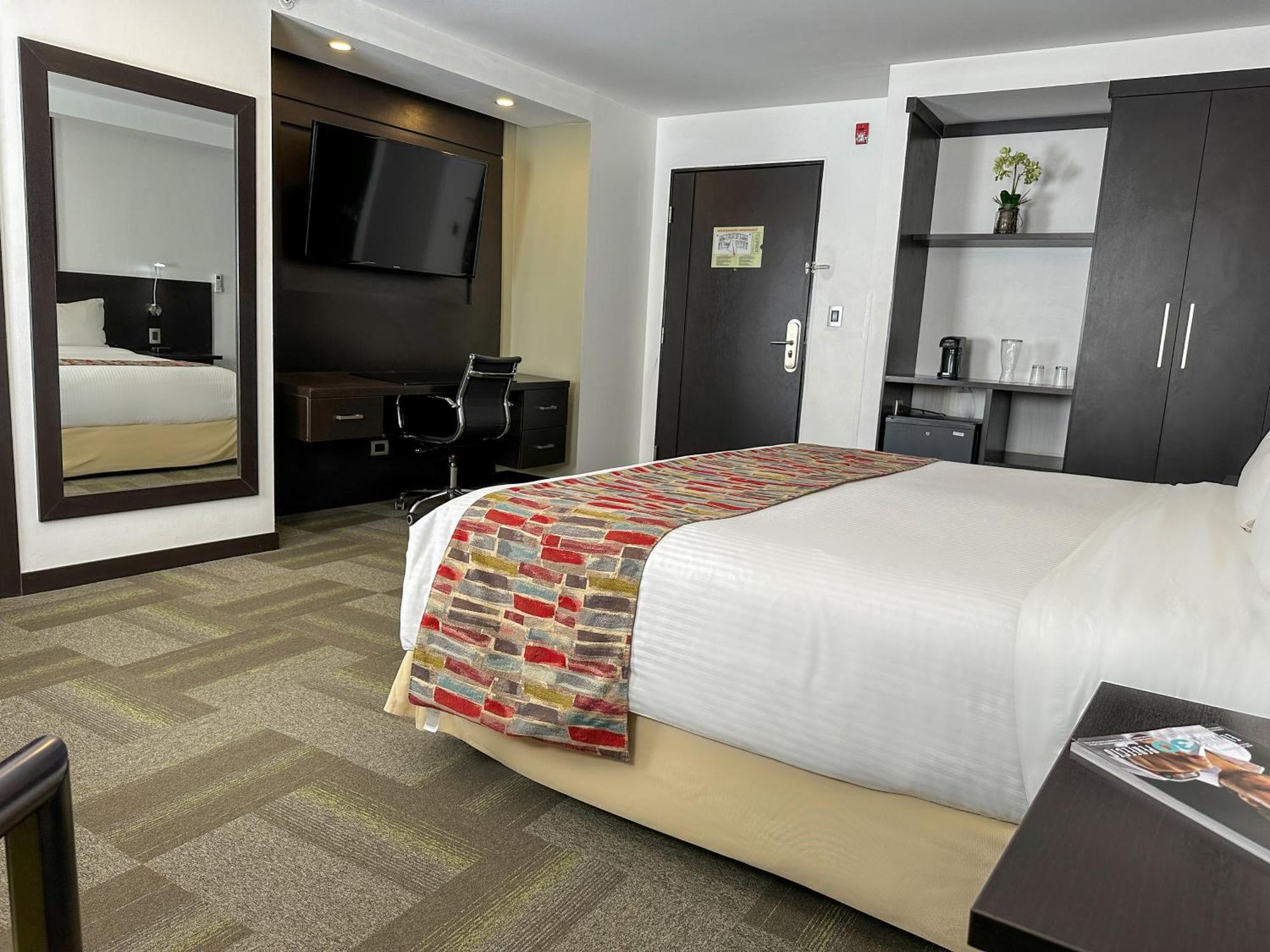 Wyndham Quito Airport Hotel Puembo Ngoại thất bức ảnh A typical room at the hotel