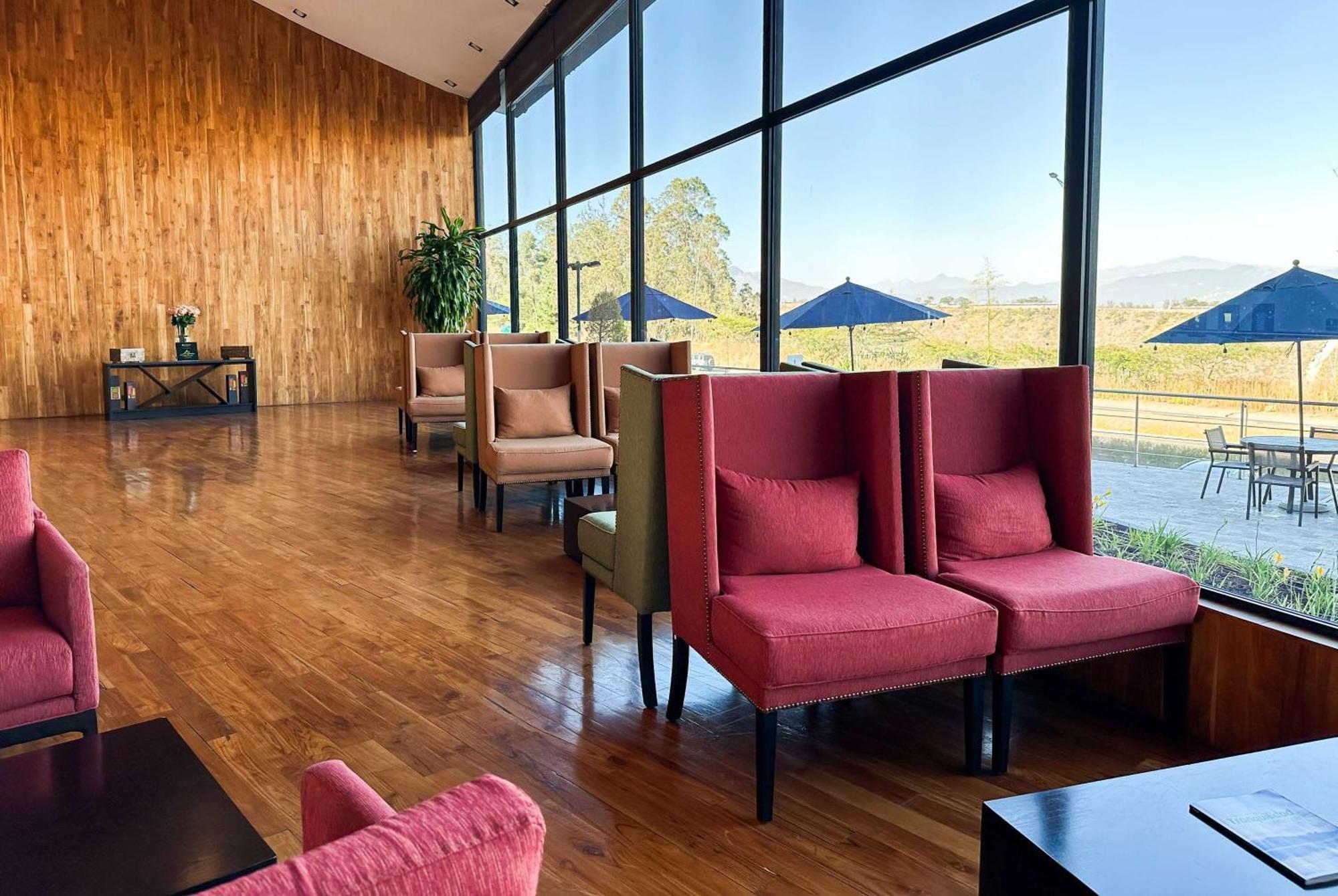 Wyndham Quito Airport Hotel Puembo Ngoại thất bức ảnh The interior of the airport's VIP lounge