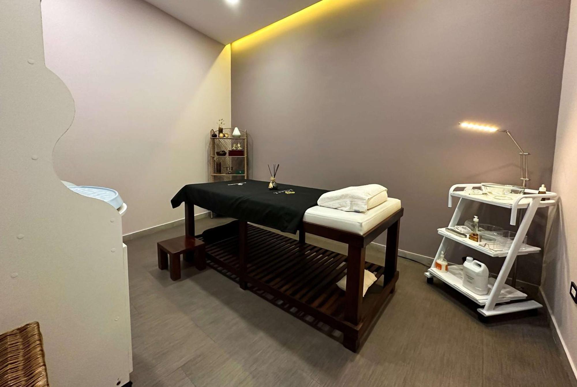 Wyndham Quito Airport Hotel Puembo Ngoại thất bức ảnh A massage table