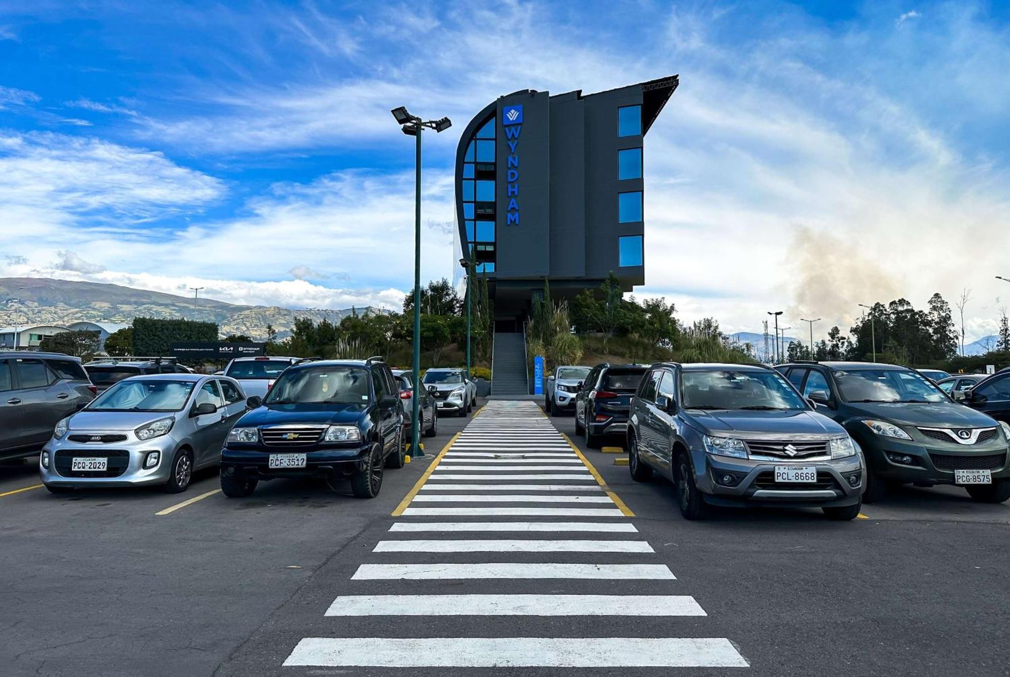 Wyndham Quito Airport Hotel Puembo Ngoại thất bức ảnh The new terminal