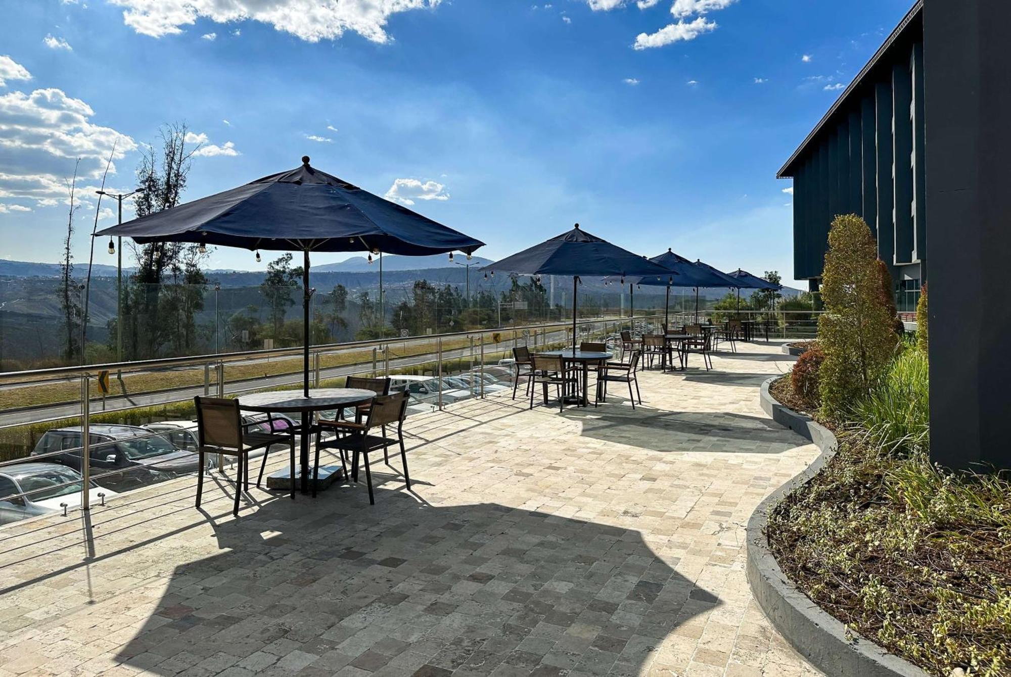 Wyndham Quito Airport Hotel Puembo Ngoại thất bức ảnh The patio at the new library