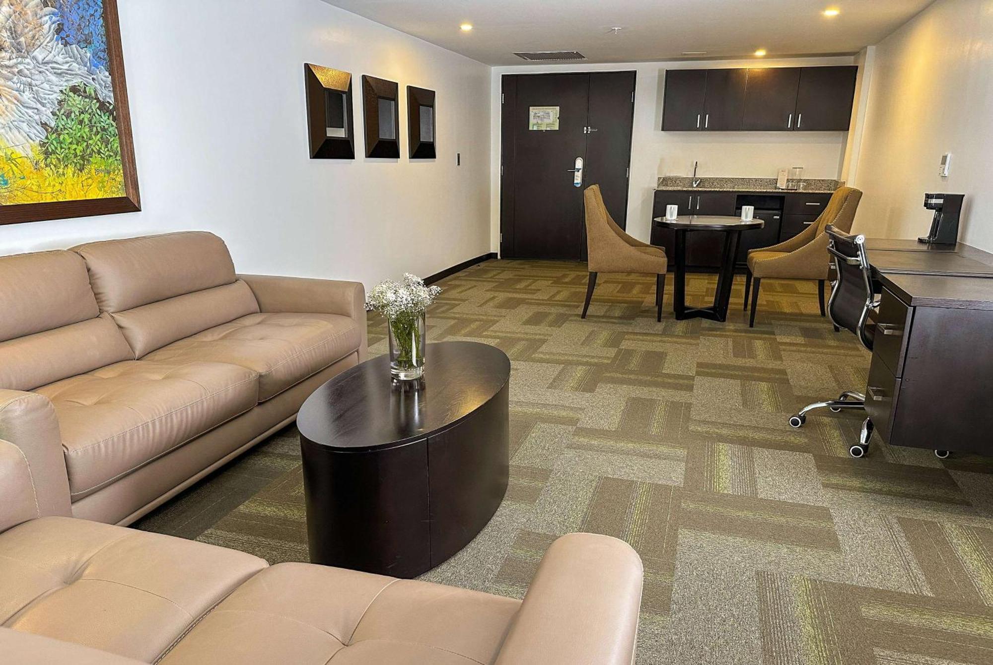 Wyndham Quito Airport Hotel Puembo Ngoại thất bức ảnh A typical office at the center
