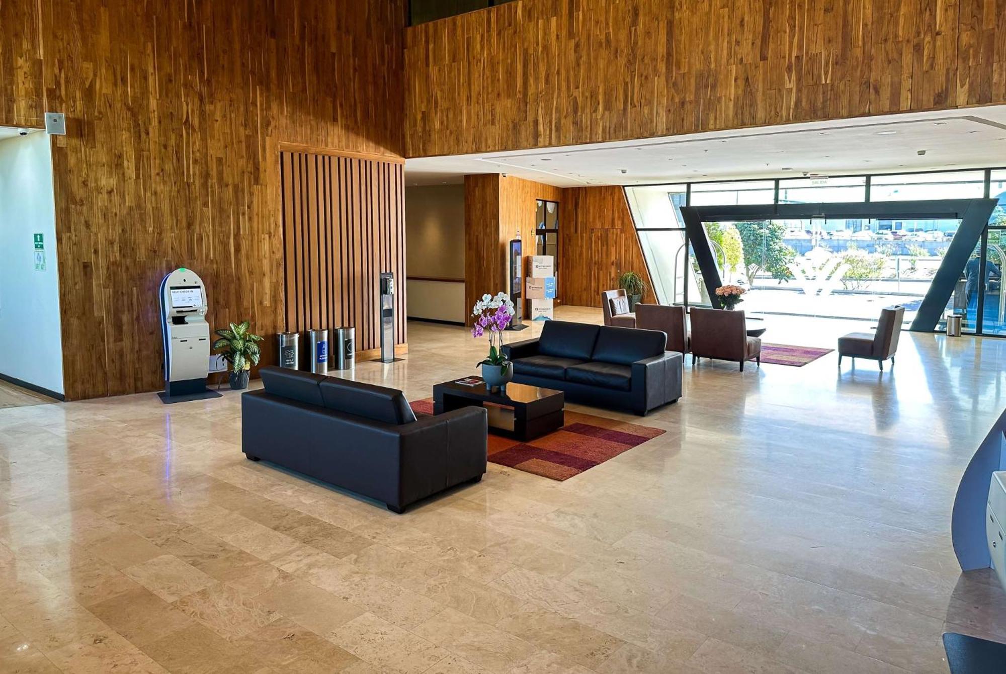 Wyndham Quito Airport Hotel Puembo Ngoại thất bức ảnh Lobby