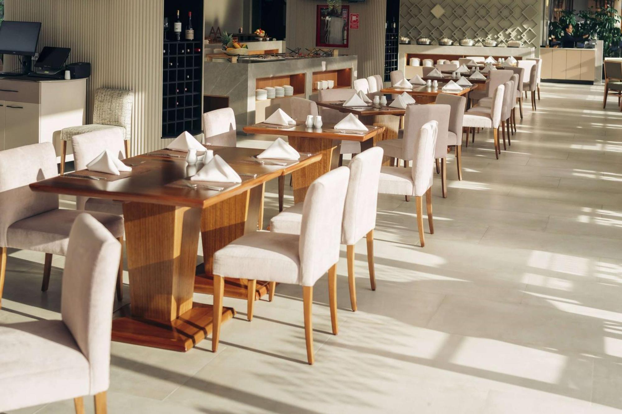 Wyndham Quito Airport Hotel Puembo Ngoại thất bức ảnh Interior of the restaurant