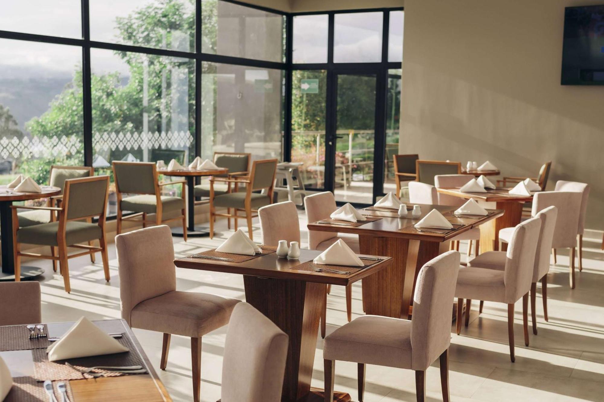 Wyndham Quito Airport Hotel Puembo Ngoại thất bức ảnh Restaurant